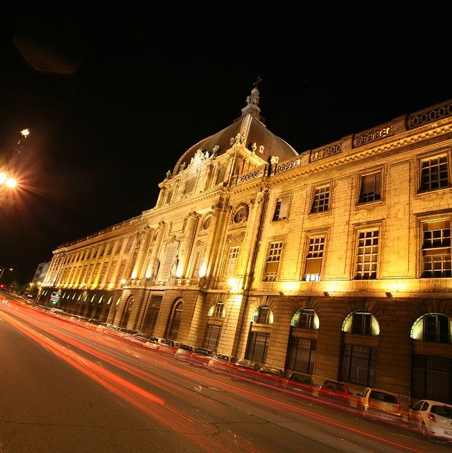 Le Grand Hôtel-Dieu de Lyon illuminé de nuit