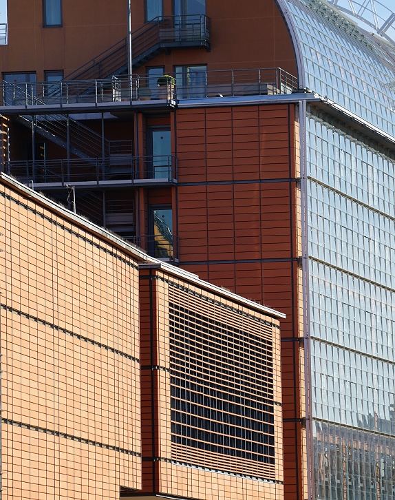Façade d'un immeuble de bureaux suivi par Operandi